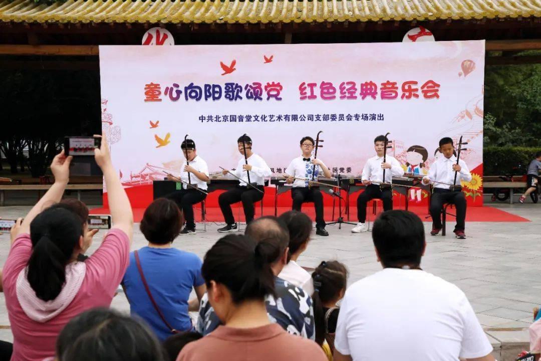 度假的时尚女孩